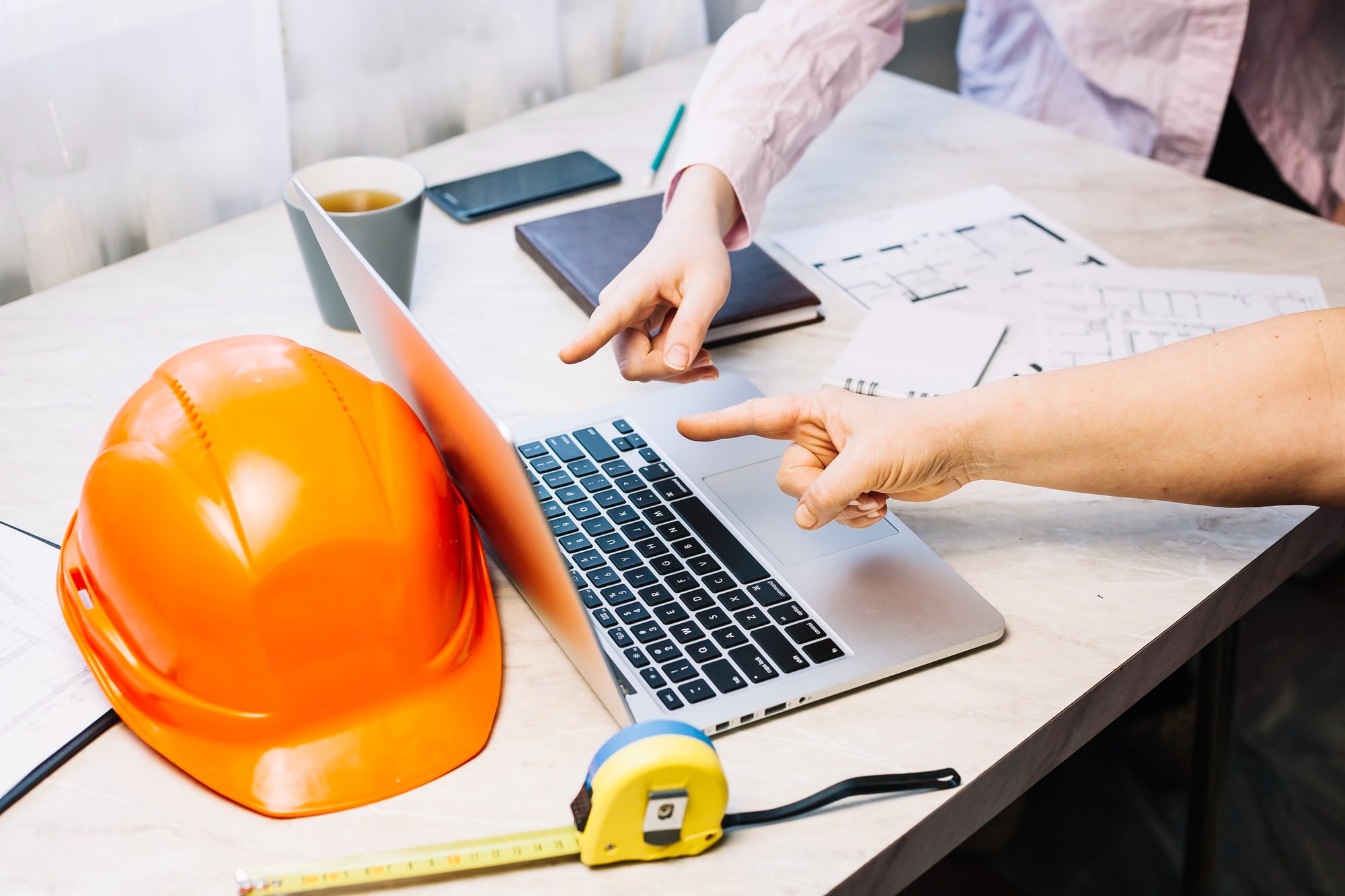 concepto-arquitectura-portatil-espacio-trabajo-min
